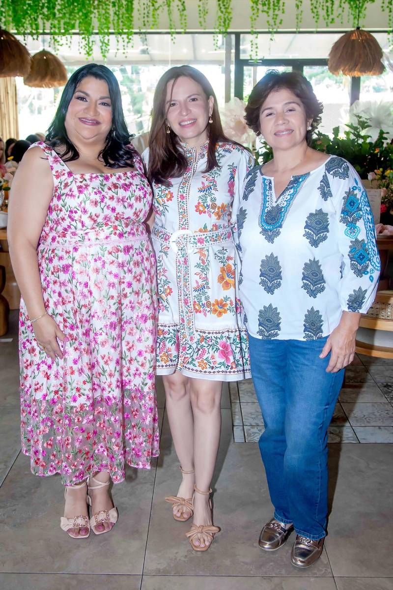 Jackeline de Del Arca, Sofía de Flores y Mirna de Mejía.