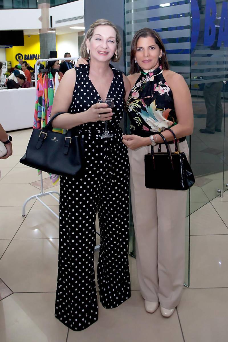 Karla Altamirano y Verónica Chicas.