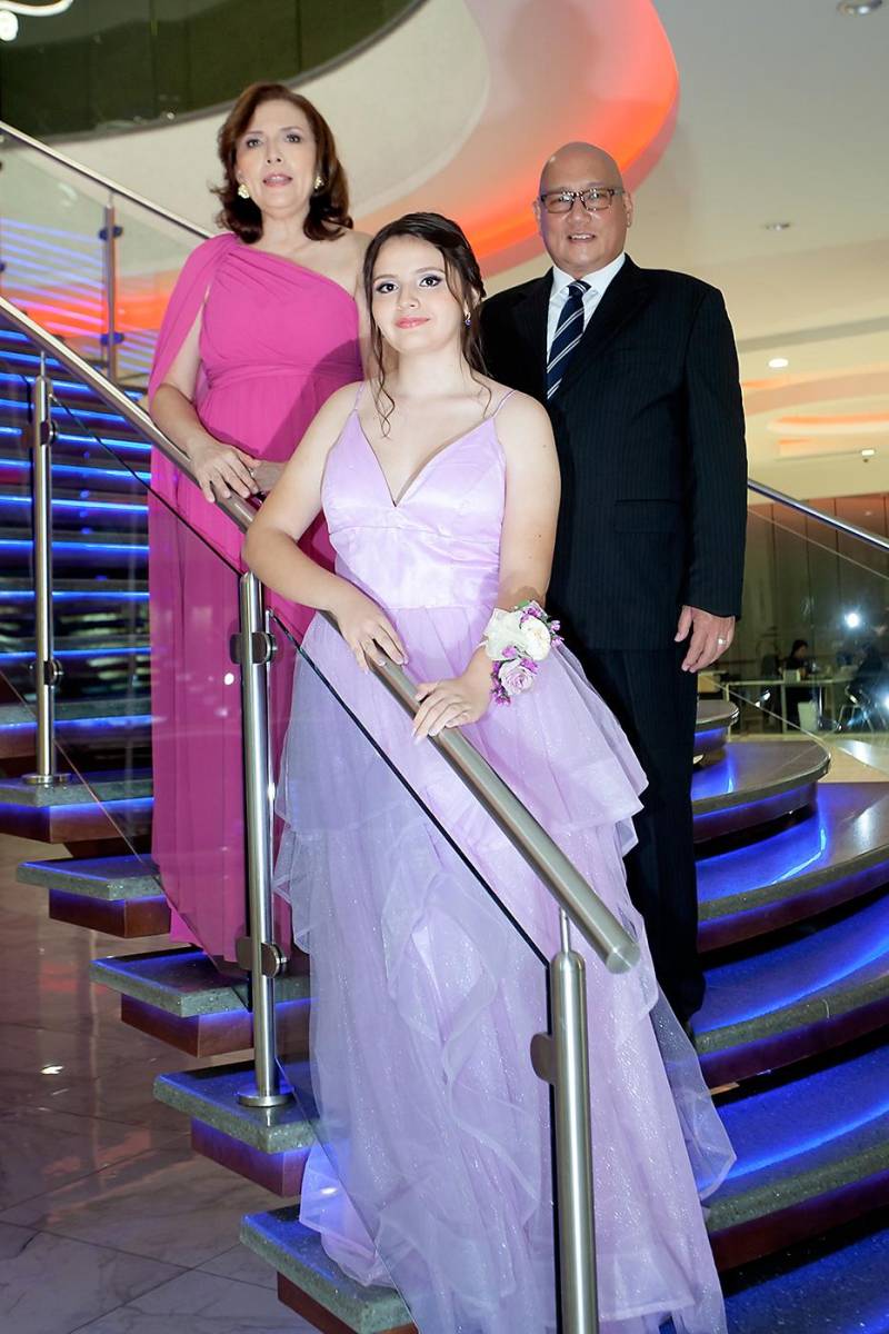 Nidia y Ana Manzanares con Javier León