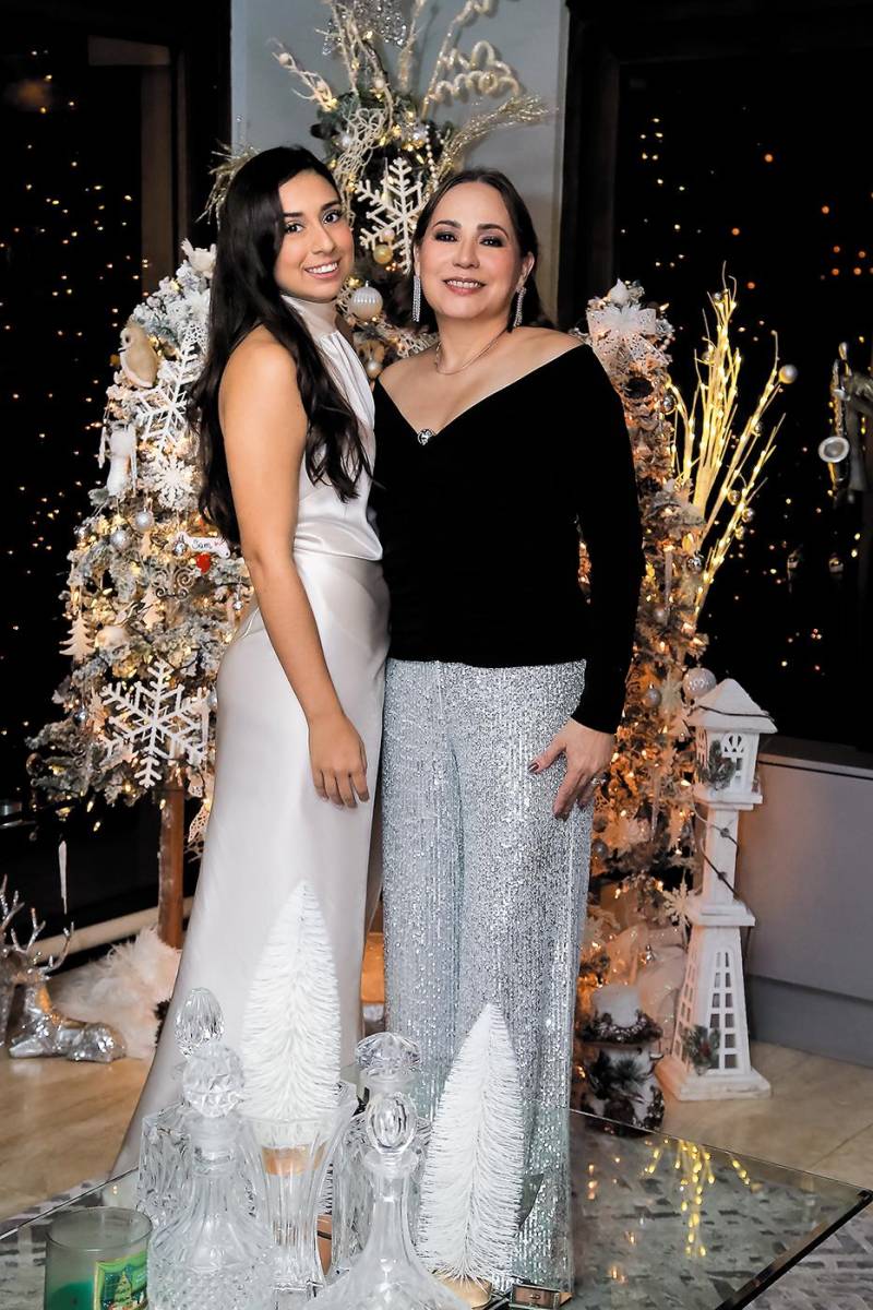  Isabela Ramírez y Flor Bustillo
