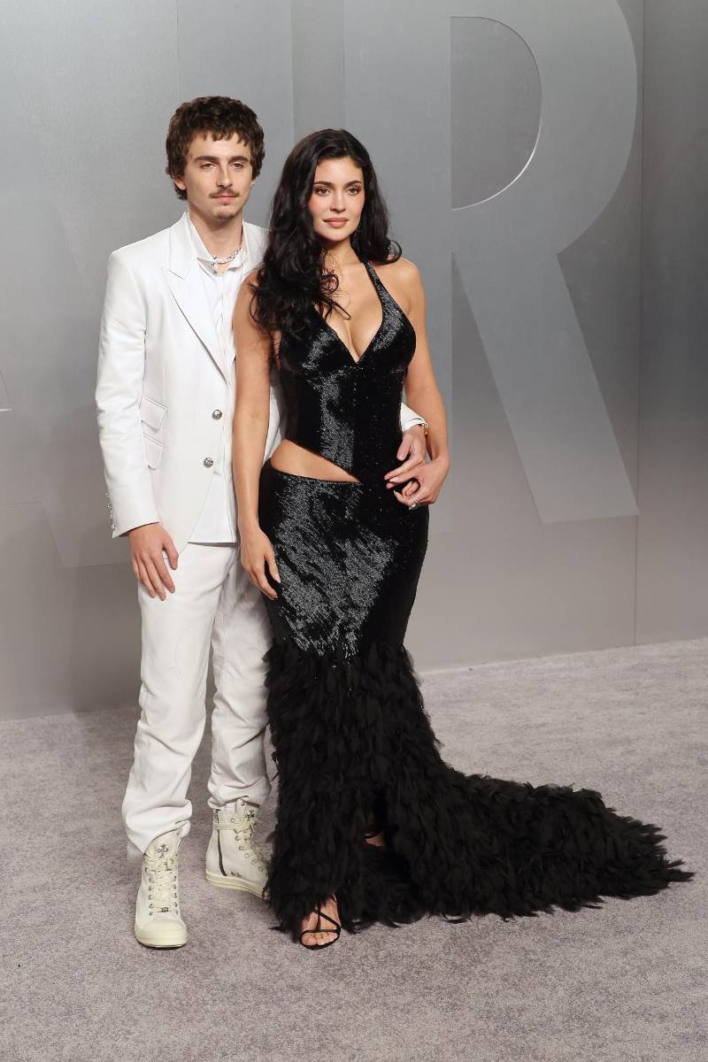 Timothee Chalamet y Kylie Jenner en un diseño personalizado de McQueen