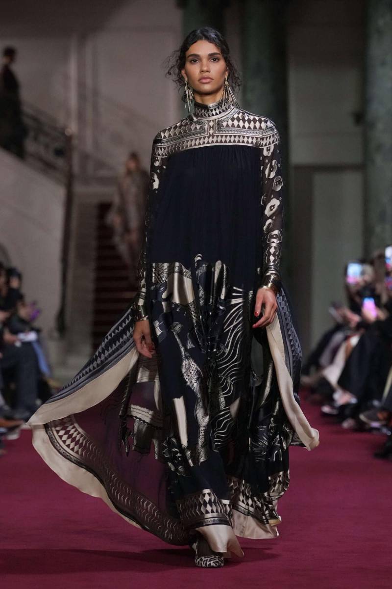 Vestido largo de seda negra, cerrado en el cuello, estampado con rombos y flores