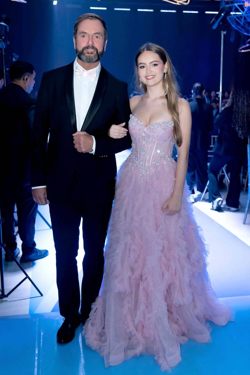 Desfile de Padres e Hijos en la gala de graduación de la Escuela Internacional Sampedrana 2026