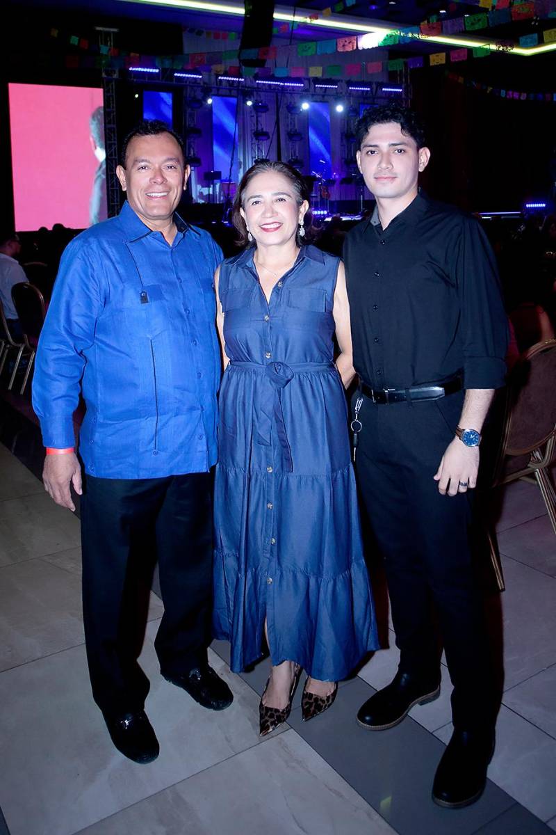 Marco Tulio Martínez con Mirna Trejo y su hijo.