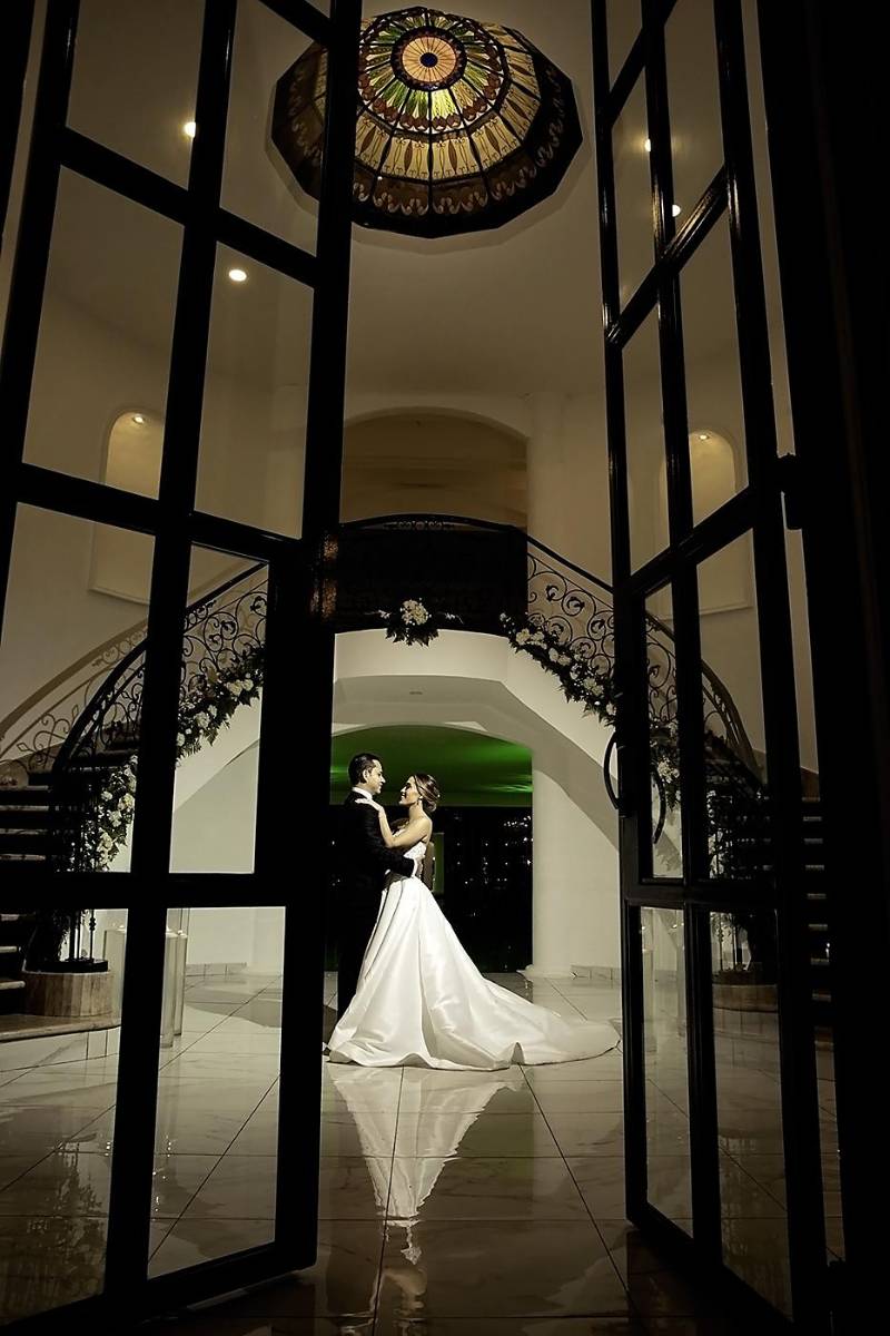 Una imagen para recordar. La pareja posa en el lobby de Invernaderos del Trigo, previo a la recepción nupcial