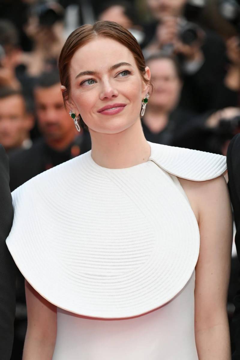 Para complementar su look la actriz Emma Stone, decidió portar joyas de alta gama de Louis Vuitton, haciéndola ver realmente radiante durante la red carpet.