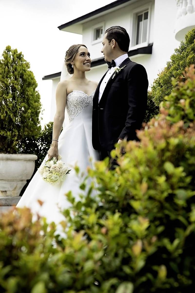 Los novios posan en los jardines de Invernaderos del Valle