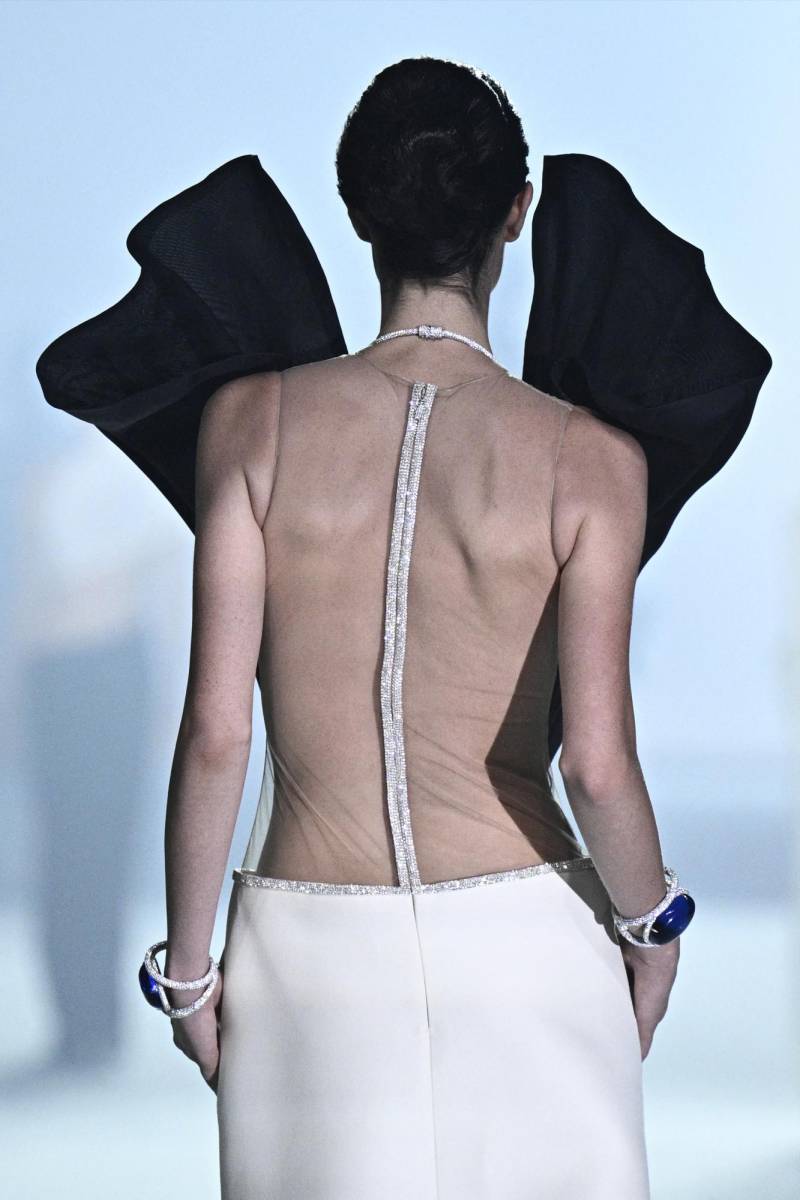 Espaldas descubiertas con tops de tul transparente y zippers joya para un twist de lujo y sensualidad