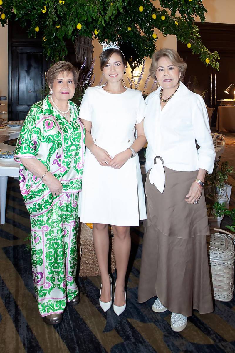 Mary y Alexandra Tinoco con Nena Díaz.