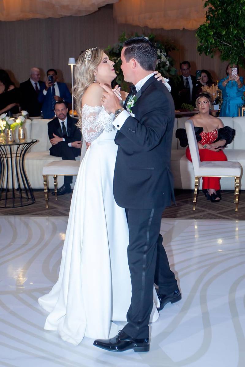 Los recién casados en su primer baile como esposos.
