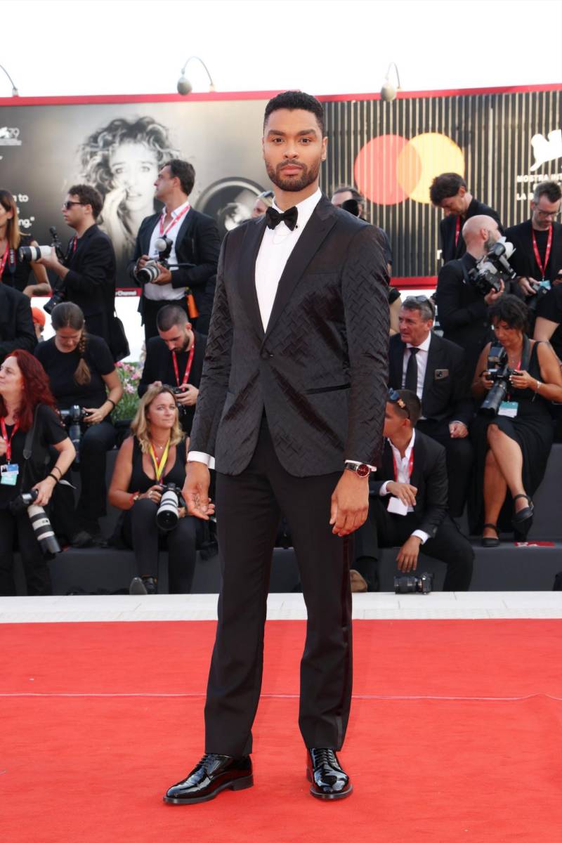 Regé-Jean Page en Giorgio Armani.