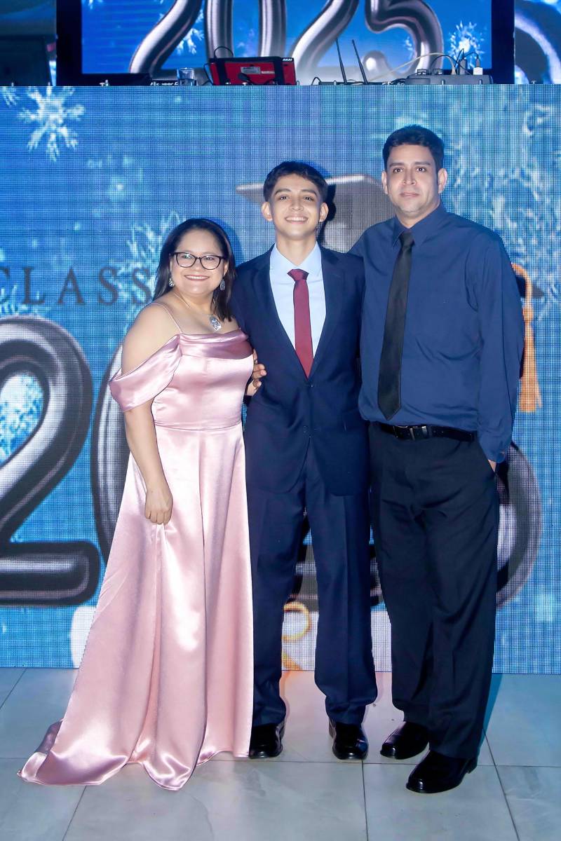 Desfile padres e hijos de la prom 2025 de Saint Peter Academy