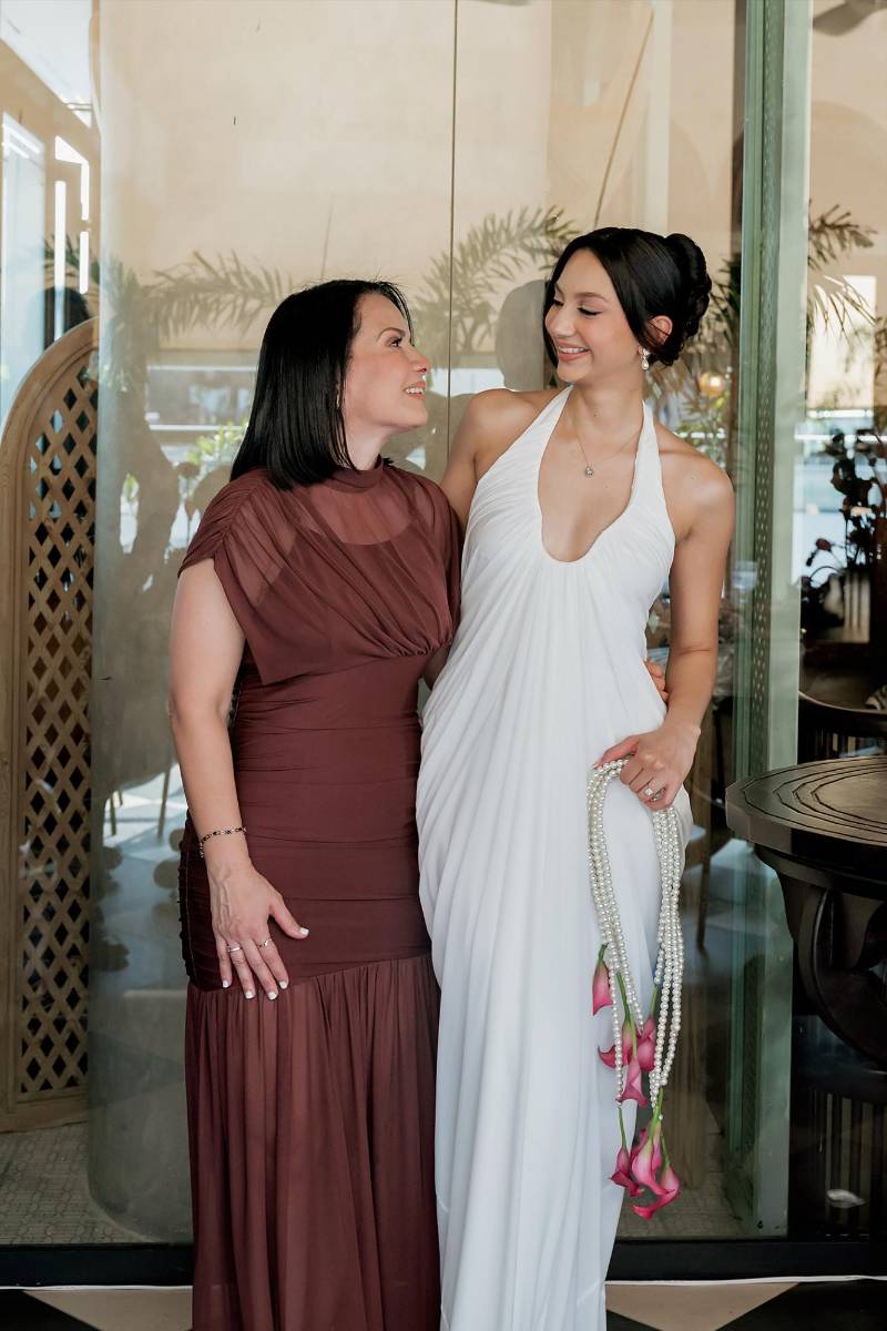 Los novios estuvieron acompañados por Edgardo y Aleyda Fernández, padres de la novia, y Ricardo Luque y Osiris Aguilar, padres del novio, quienes compartieron con orgullo y alegría este importante capítulo en la vida de sus hijos.