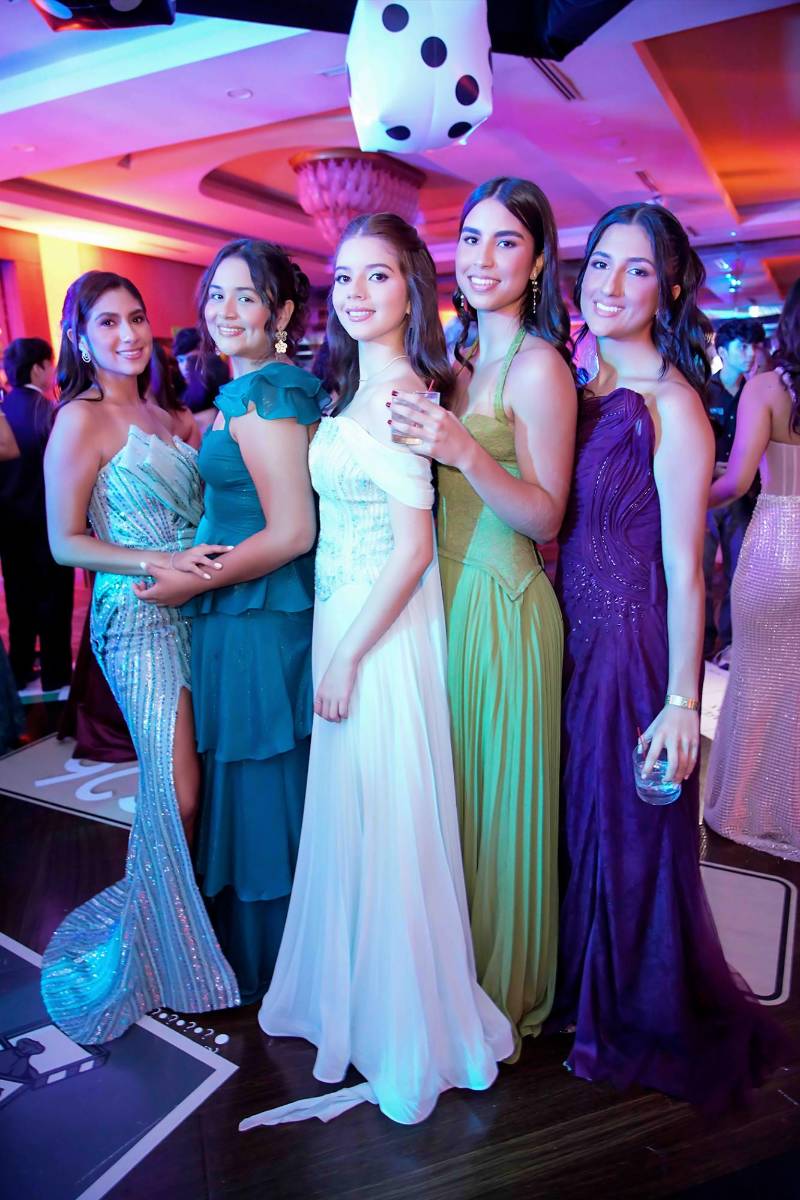La clase 2026 de la Escuela Internacional Sampedrana vivió una noche cargada de emoción durante su esperada Prom Night, una celebración que marcó el cierre de su etapa escolar y el inicio de nuevos sueños universitarios. Los 130 seniors se dieron cita en el salón Palestina del Club Hondureño Árabe, escenario que se transformó en un vibrante universo inspirado en el icónico juego Monopoly, donde cada detalle fue pensado para convertir la velada en un recuerdo inolvidable. Entre glamour, música y una atmósfera llena de alegría, los futuros universitarios desfilaron por la red carpet luciendo sofisticados atuendos formales, mientras compartían una de las noches más especiales de su generación. En la foto: Noor Bendeck, Ivanna García, Sara Castillo, Carla Cordova y Fiorella Inestroza.