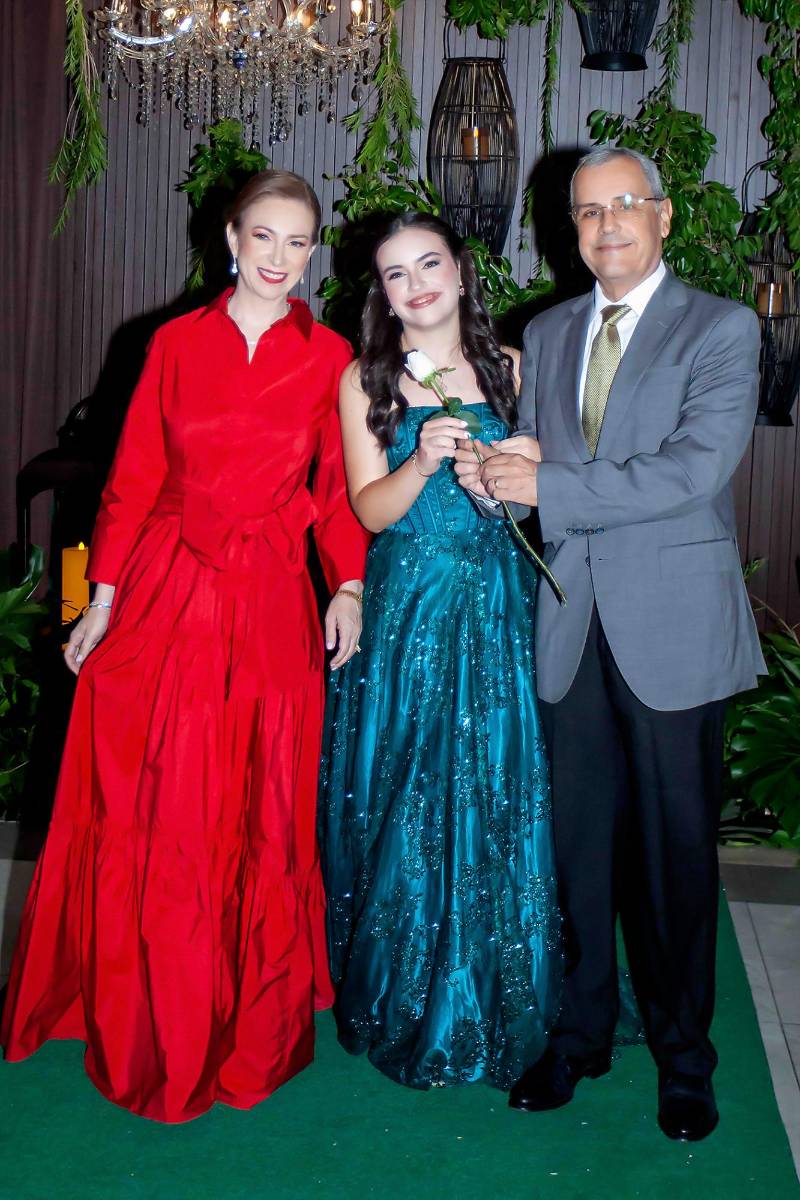 Esther Bueso con su madre Irma Esther de Bueso y su padre Luis Bueso. 