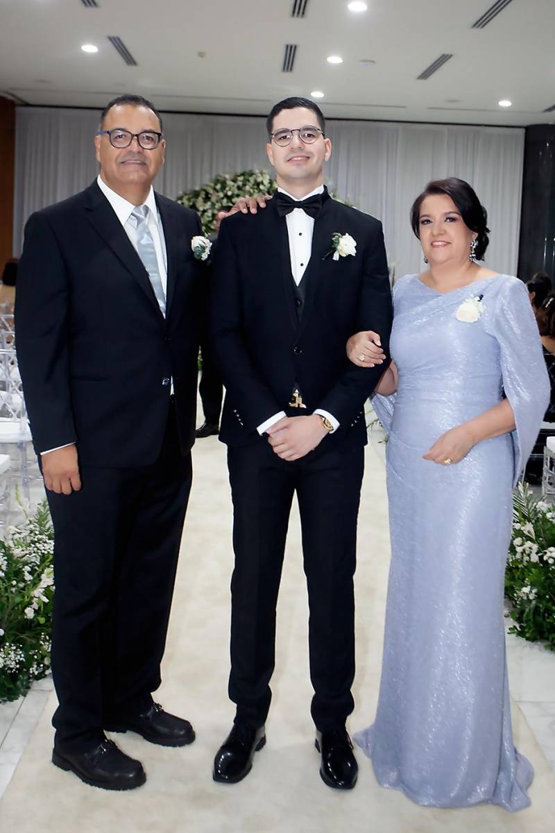 Juan Carlos Méraz, el novio Carlos Eduardo Méraz y su madre Ligia Cardona.