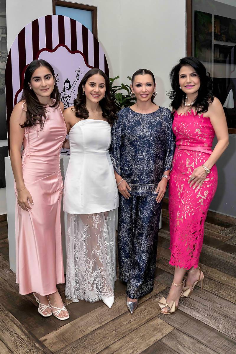 Pilar y Andrea Jordán con Marna Schmidt y Claudia Kattán de Jordán.
