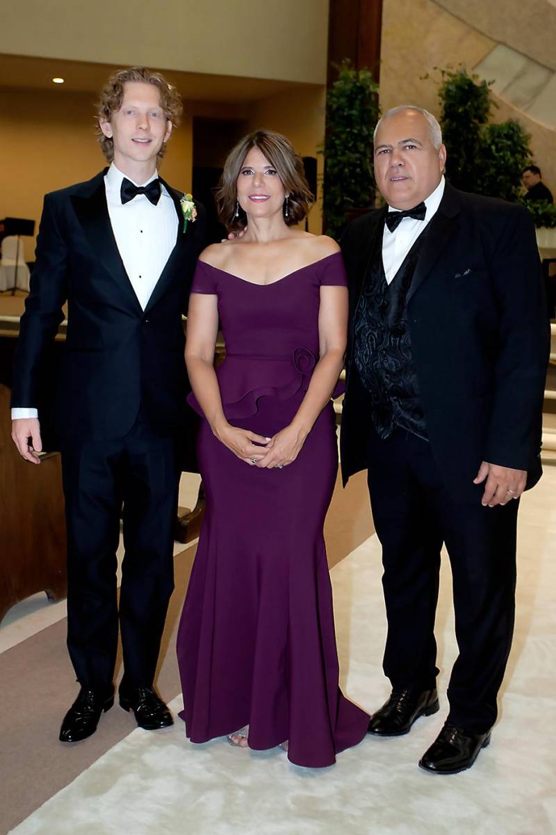 Gregory Hein con sus padrinos de boda: Jessica y Jorge Flores
