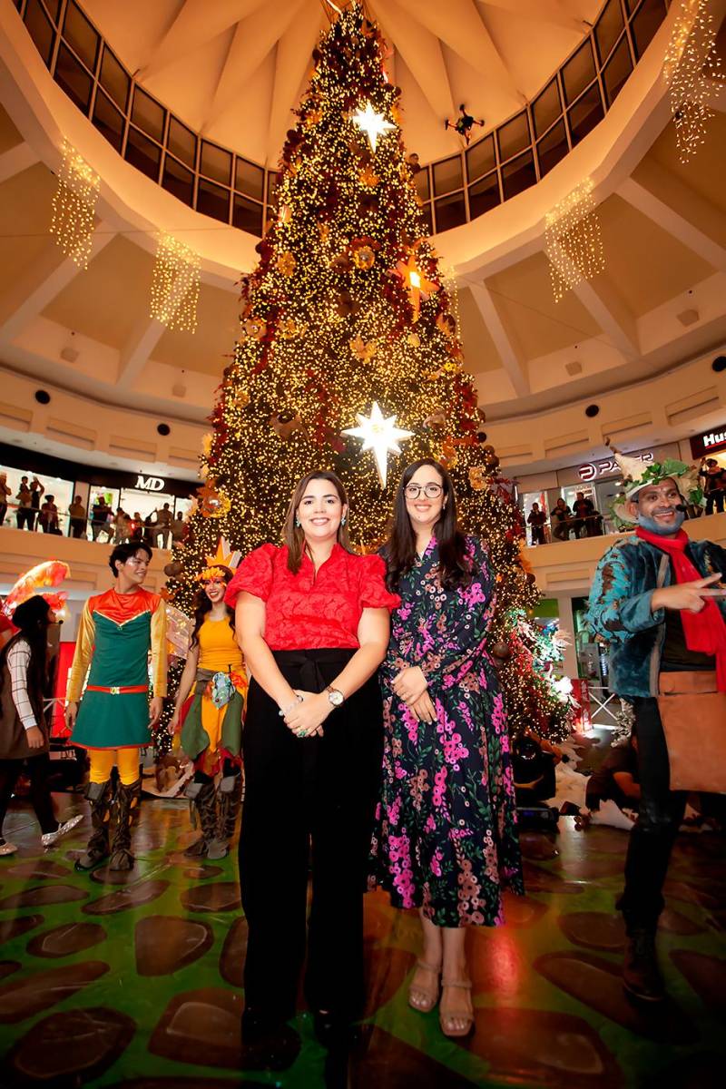 Multiplaza y Bac celebran por el encendido del Árbol Navideño