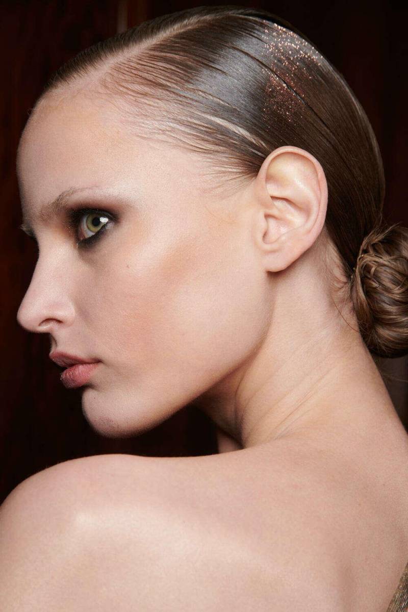 No busque un día antes de tu prom el peinado que quieres lucir, al contrario debes tener una idea clara de cómo quieres el cabello y tu maquillaje. Recuera que tienes por idea no necesariamente se verá como esperabas.