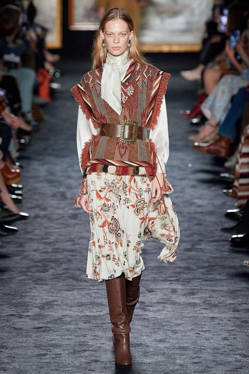 Etro es sin duda uno de los diseñadores más emblemáticos cuando hablamos de estilo boho chic. La firma italiana ha sabido capturar la esencia bohemia a través de sus patrones característicos, bordados detallados y una rica paleta de colores.