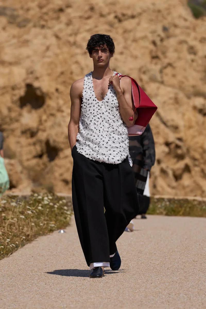 Los tops y vestidos con adornos que colgaban producían un efecto playero, hasta de escamas.