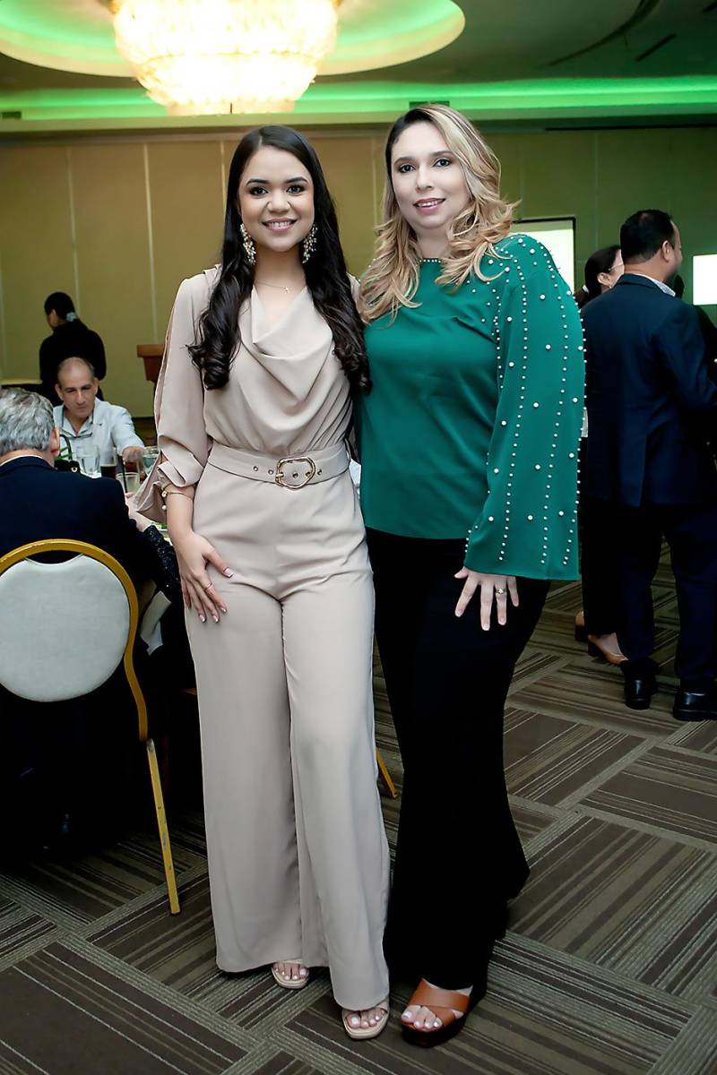 Wendy Arita y Yahely Castellón.