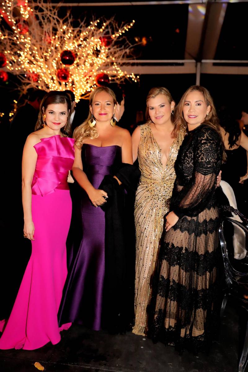 Evelyn, Rosibel y Aline Flores con Marcela Calderón