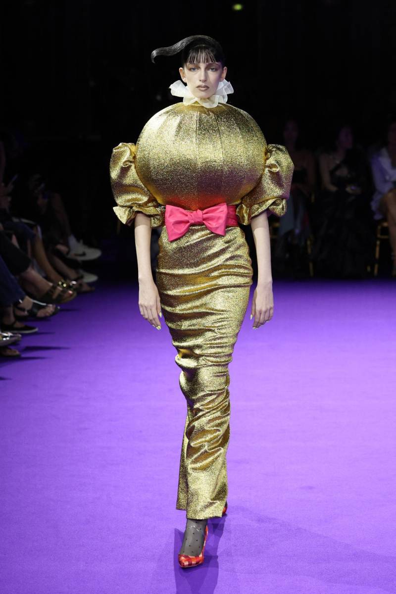 Como expresaron los creadores, esta colección “nace del deseo de expresar cierto absurdo”. Se trata de prendas esculturales que llevan al máximo el enfoque abstracto de la silueta de Viktor&amp;Rolf.
