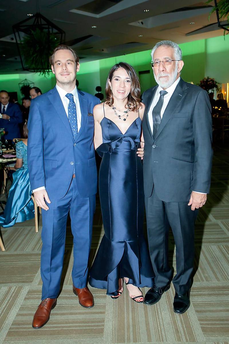 Jesús y Eliza Rishmawy con Jacobo Kattan.