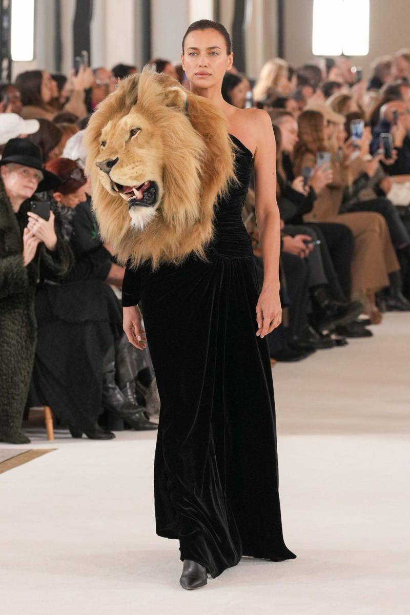 Irina Shayk fue la encargada de desfilar el vestido negro con la cabeza de león, ¿lo recuerdas?, exacto ese mismo look vistió Kylie Jenner para el show.