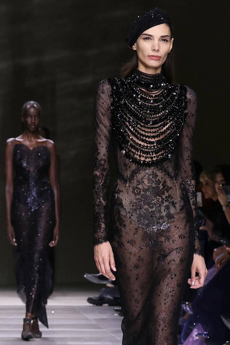 Cada prenda de la colección rinde homenaje a la silueta femenina de manera sutil y elegante, en una fusión de modernidad y lujo atemporal. (Photo by ALAIN JOCARD / AFP)