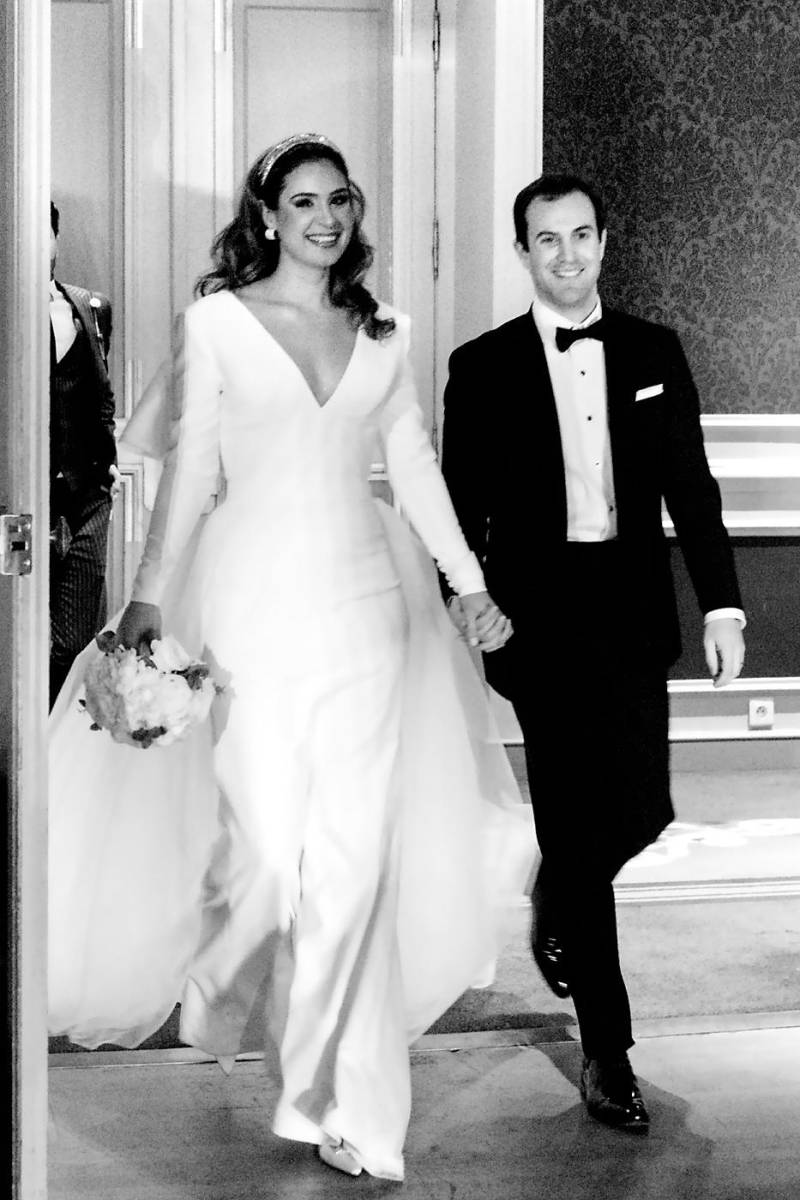 Con rostros de felicidad: Vincent Trouboul y Daniela Rosenthal, salen felices luego de ser declarados “unidos en matrimonio”.