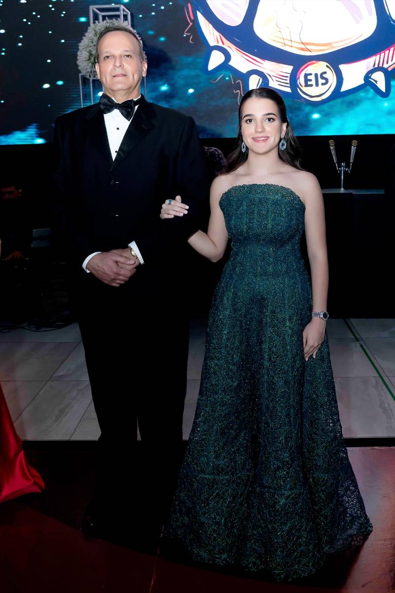 Desfile de Padres e Hijos en la gala de graduación de la Escuela Internacional Sampedrana 2026