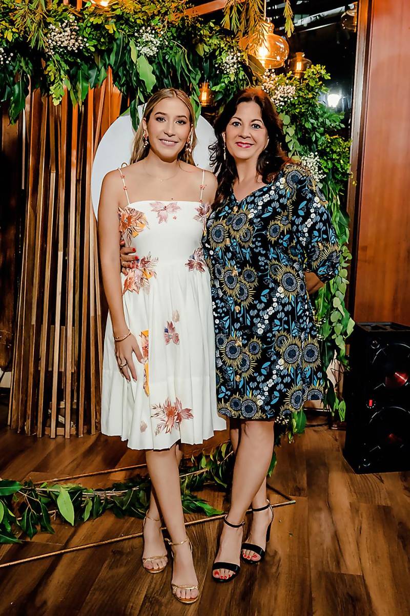 Stephanie Ewens y Gabriela Vilchez.