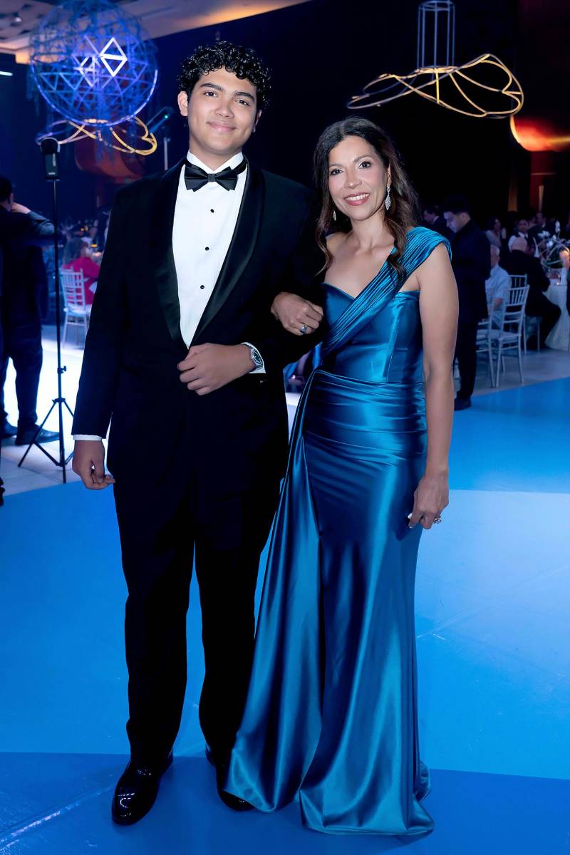 Desfile de Padres e Hijos en la gala de graduación de la Escuela Internacional Sampedrana 2026