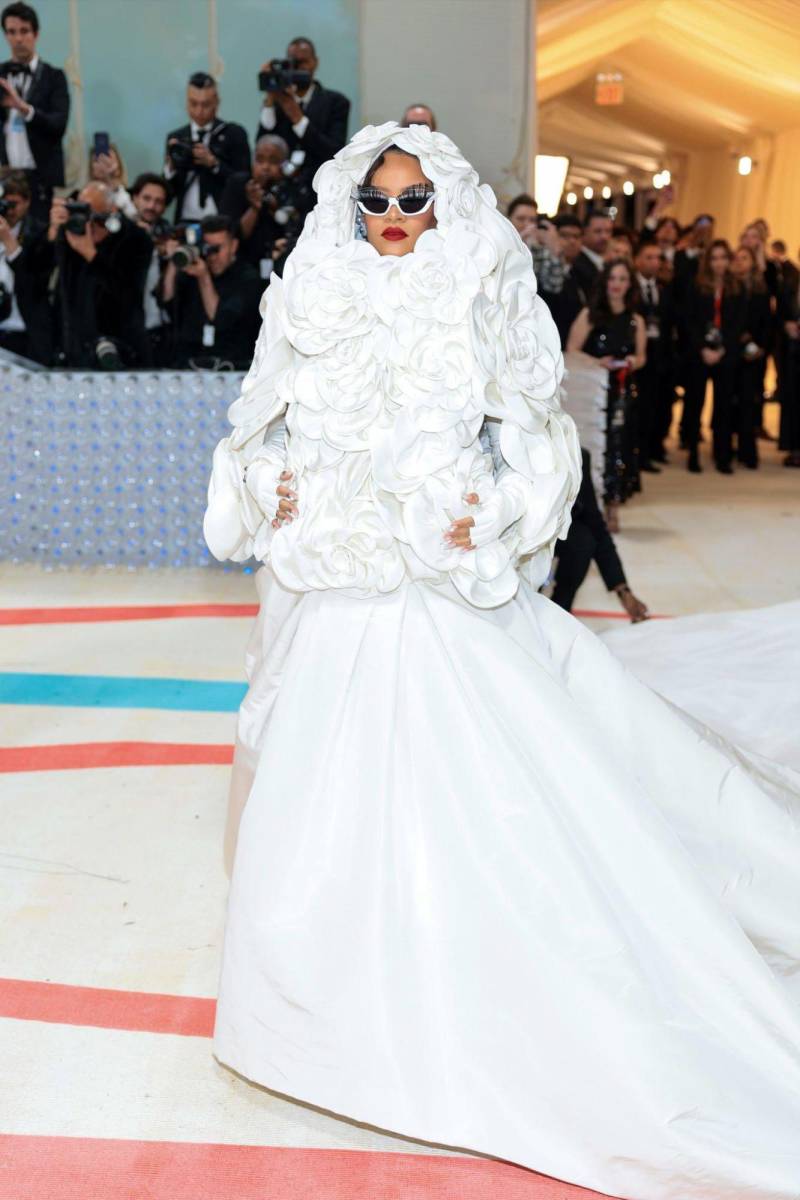 Rihanna, obviamente, hizo su entrada triunfal en la Met Gala con un look Valentino hecho a la medida que incluía una capa cubierta con 30 camelias gigantes. Aunque todos pensaban que la cantante no iba asistir porque el desfile había terminado, Riri sabe muy bien que lo bueno se hace esperar. 