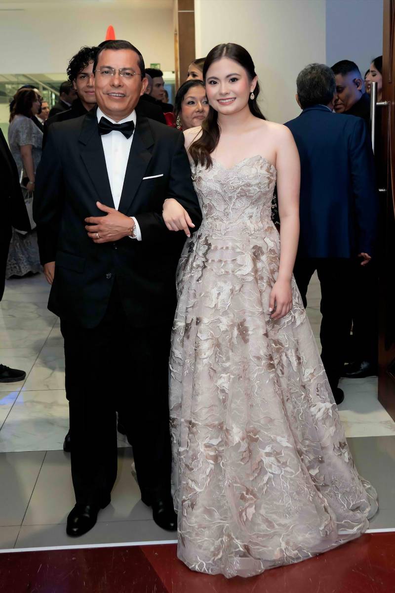 Desfile de Padres e Hijos en la gala de graduación de la Escuela Internacional Sampedrana 2026