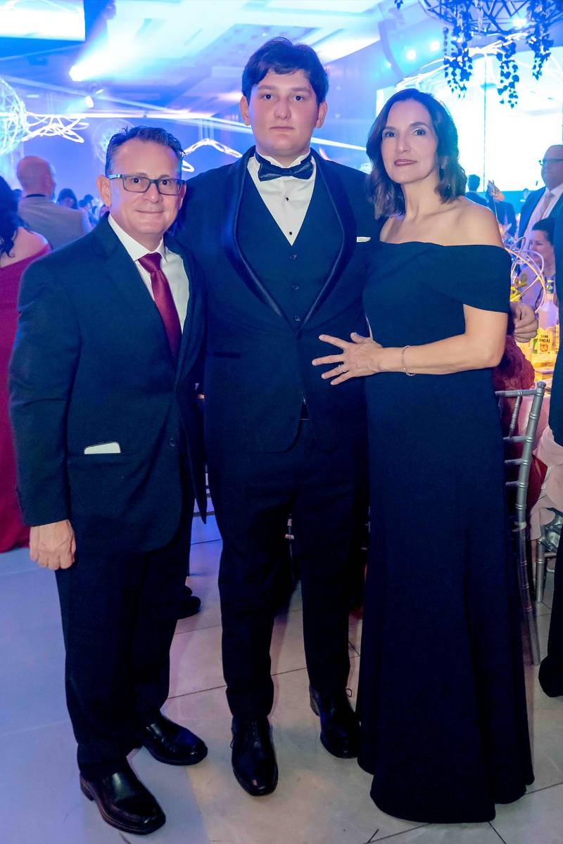 Desfile de Padres e Hijos en la gala de graduación de la Escuela Internacional Sampedrana 2026