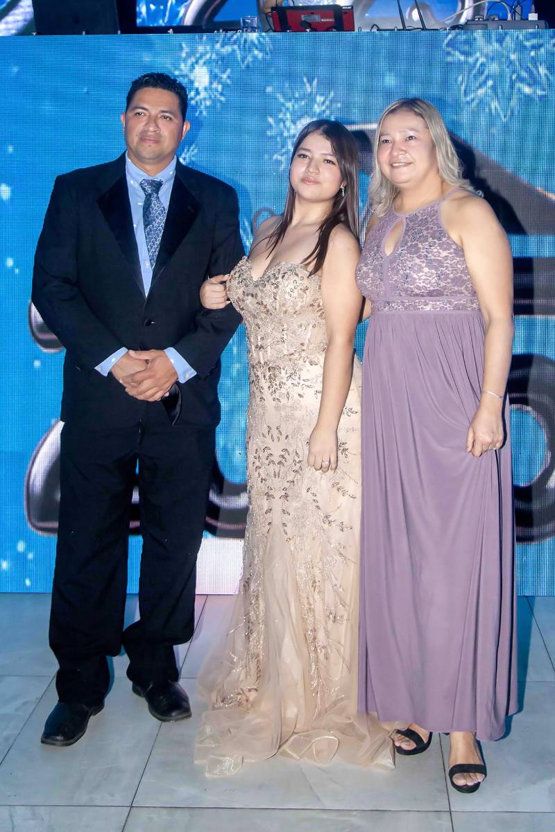 Desfile padres e hijos de la prom 2025 de Saint Peter Academy