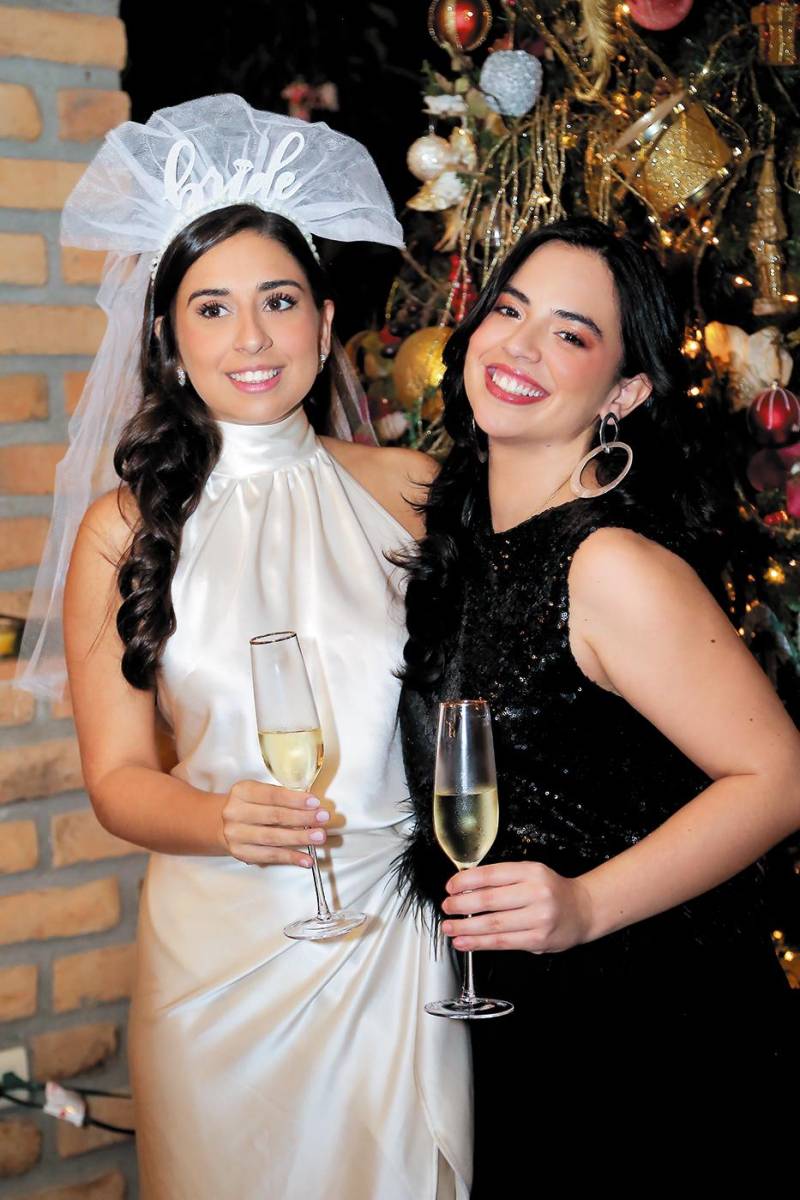 La novia Isabela y Cristina Ramírez