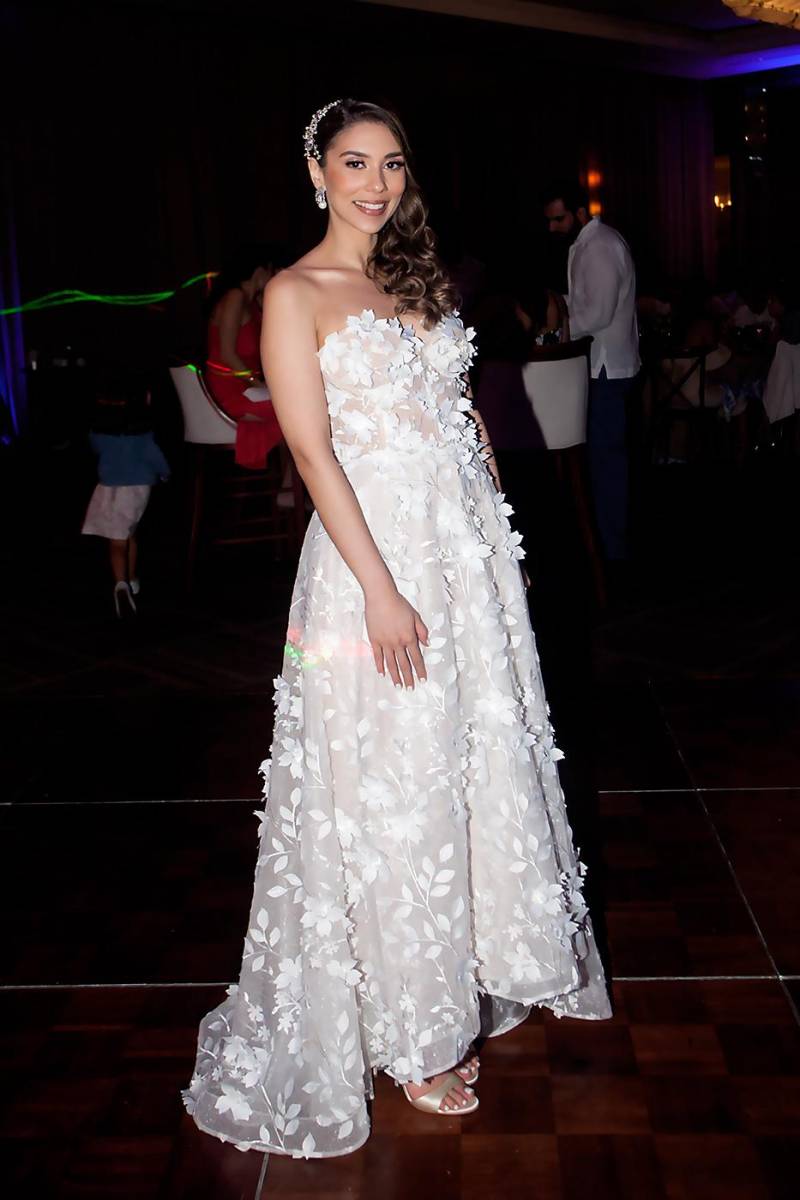 Para la ocasión Stephanie lució un delicado vestido strapless de organza con apliques florales de la diseñadora ecuatoriana Kate Griffith. Mientras que Faiz lució un smoking en tono beige. La celebración estilo Toscana fue organizada por Irela Pérez, también incluyó la participación del dj Júnior quien animó la fiesta hasta la medianoche. Los novios tienen planificado disfrutar su luna de miel en un crucero por el Mar Caribe.