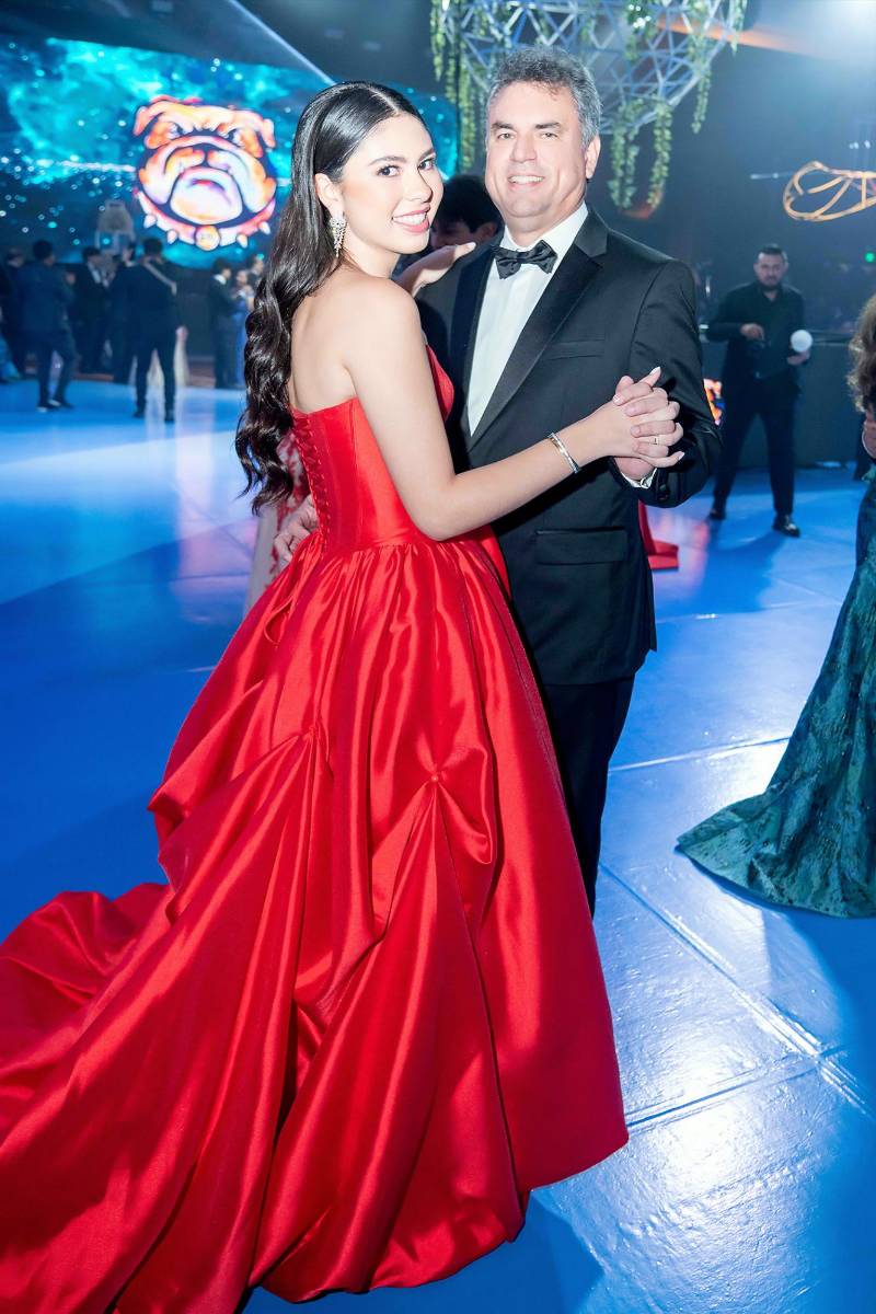 Desfile de Padres e Hijos en la gala de graduación de la Escuela Internacional Sampedrana 2026