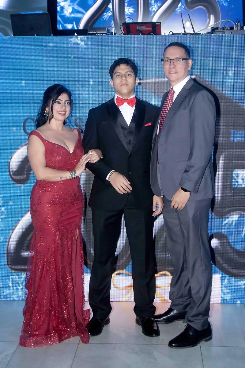 Desfile padres e hijos de la prom 2025 de Saint Peter Academy