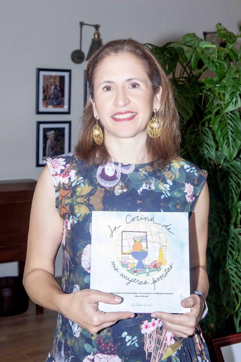 La pintora Ana Handal de Abufele, fue la instructora del evento.