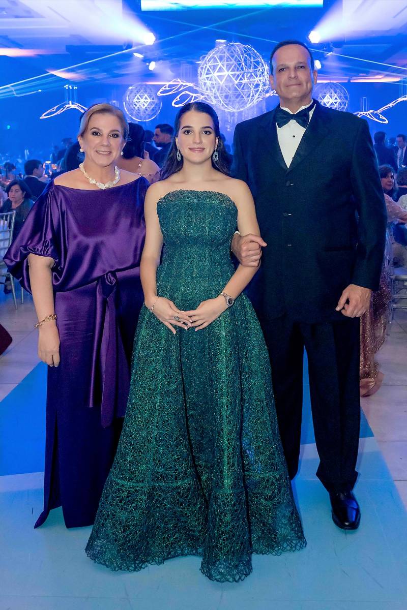 Desfile de Padres e Hijos en la gala de graduación de la Escuela Internacional Sampedrana 2026