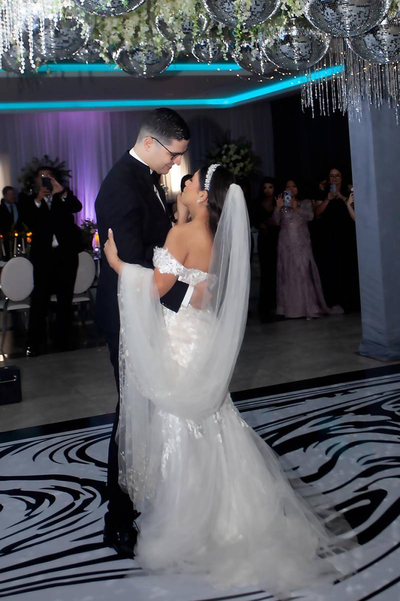 Anahí y Carlos Eduardo bailan su canción favorita “What dreams are made of” de Hilary Duff.