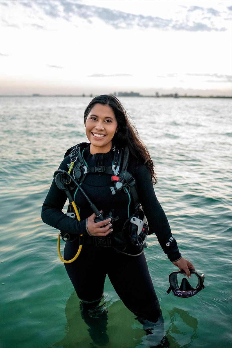 Gabriela Ochoa, bióloga marina, marca un hito al convertirse en la primera mujer hondureña seleccionada por <i>The Explorers Club</i>, llevando la voz del océano y la defensa de los animales desde Honduras hacia el mundo.