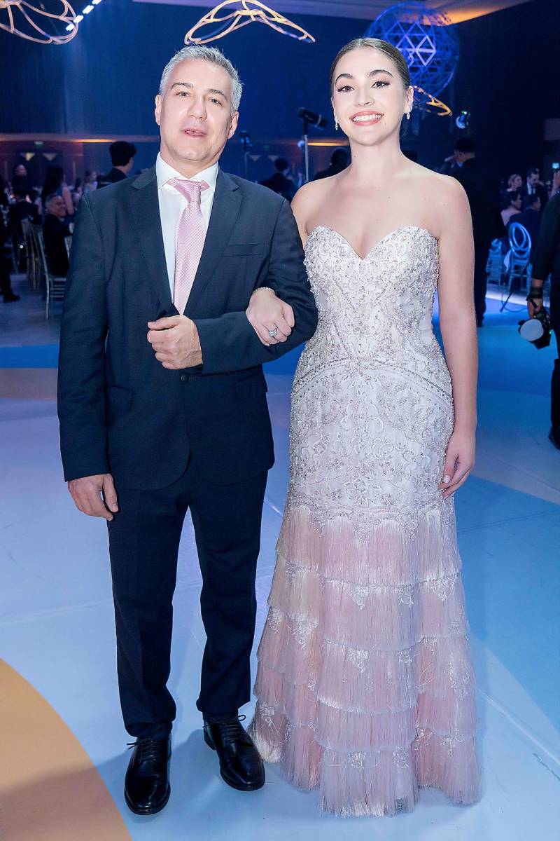Desfile de Padres e Hijos en la gala de graduación de la Escuela Internacional Sampedrana 2026
