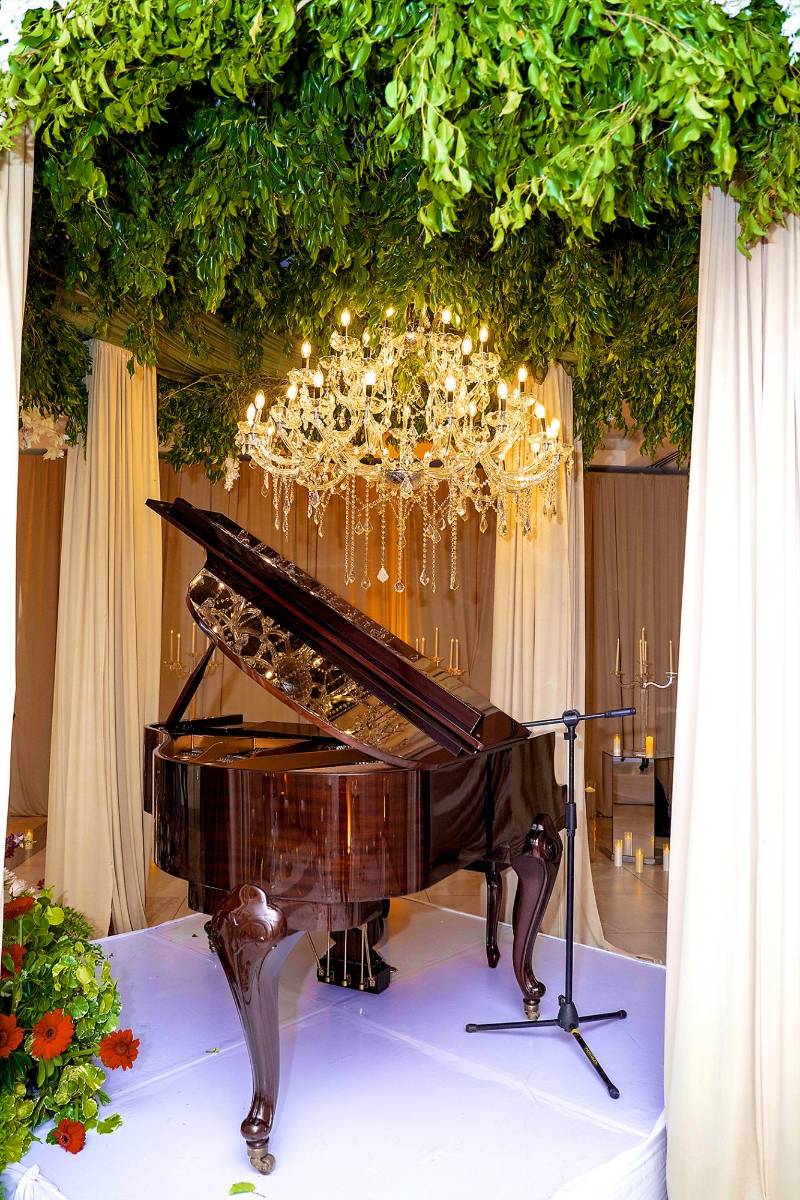 Un hermoso piano de cola perteneciente a la novia adornó la entrada del salón Napoleon.